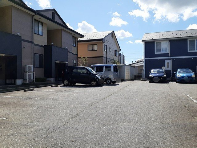 駐車場　車をお持ちの方に嬉しい駐車場付きの物件です