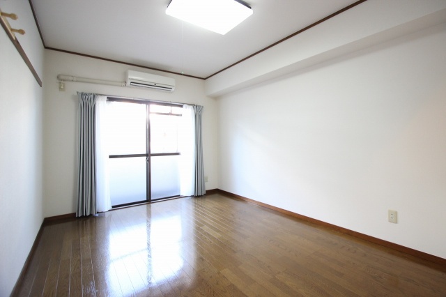 居室・リビング　同物件別号室の写真