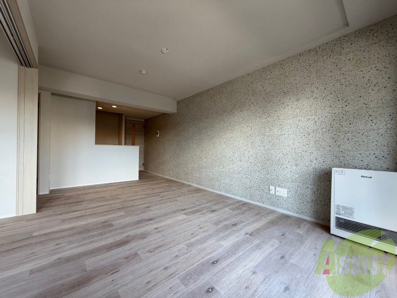 居室・リビング　白さが清潔感を出してくれます。お部屋も明るいですね。