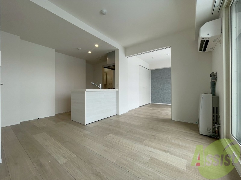 居室・リビング　日当たりが良くて心地よく過ごせそうなお部屋です。