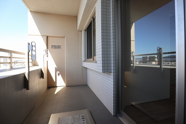 バルコニー　別号室のものになります。現状優先。