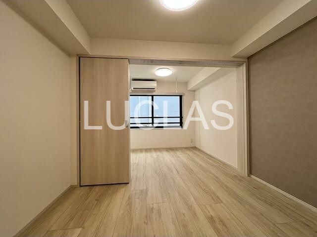 居室・リビング　木目調の床と白の壁紙で暖かみのあるリビング