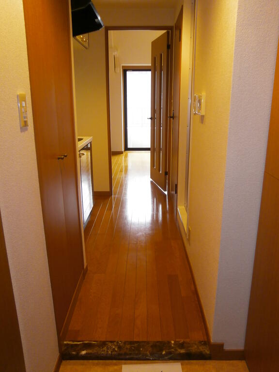 玄関　玄関には人感センサー付き照明がついています