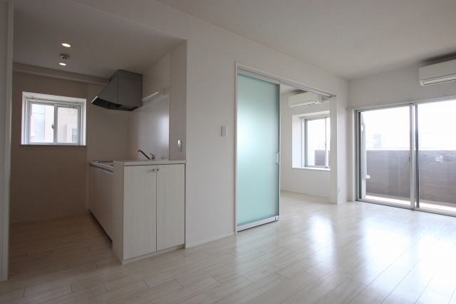 居室・リビング　同物件、別号室のものです。