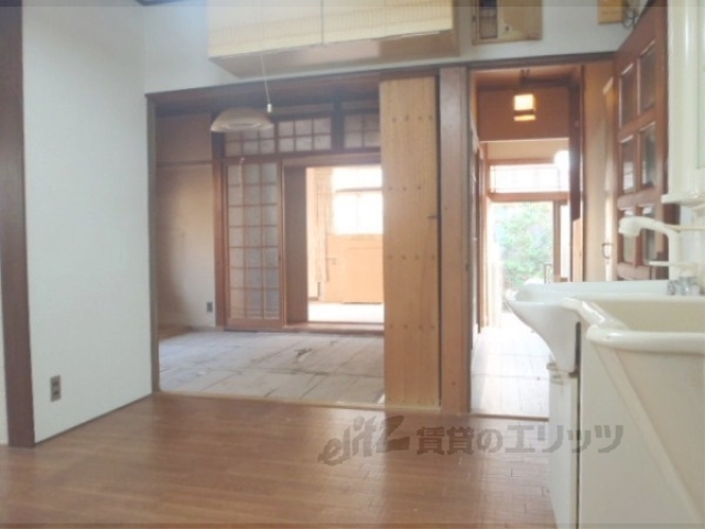 キッチン　手前に和室、奥に洋室