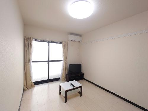 居室・リビング　おしゃれな白いフローリング