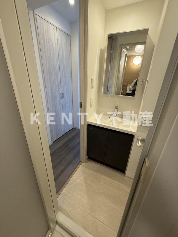 洗面設備　ゆったりとスペースのある洗面所