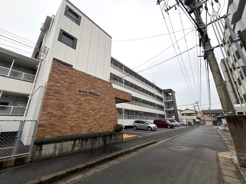 建物外観　エントランス改装してます