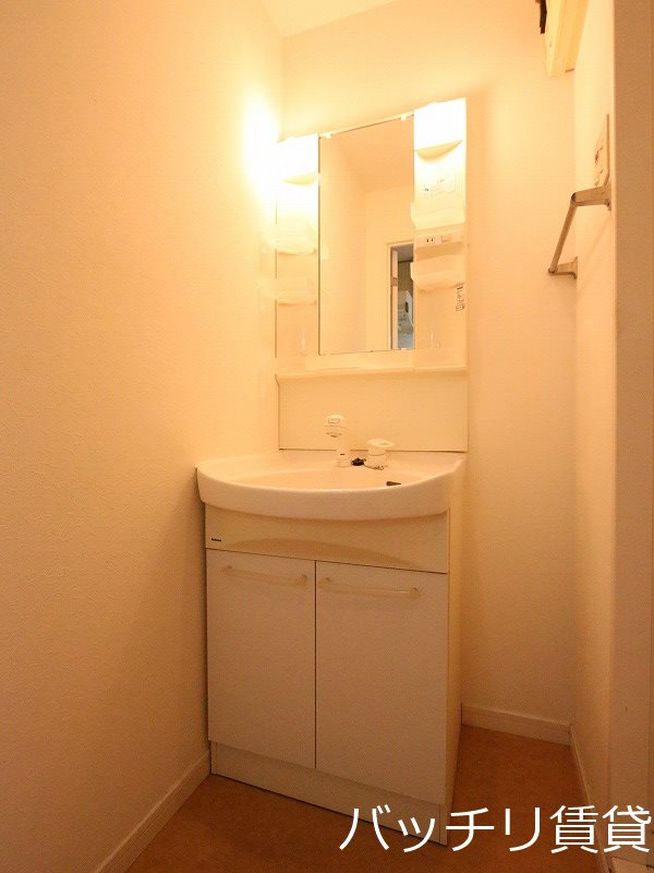 洗面設備　別号室タイプの為、現状を優先いたします
