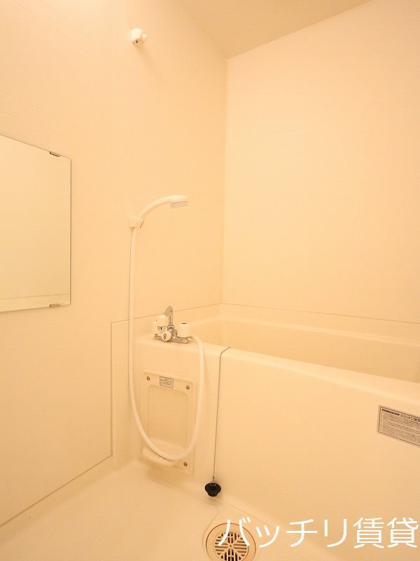 バス・シャワールーム　別号室タイプの為、現状を優先いたします