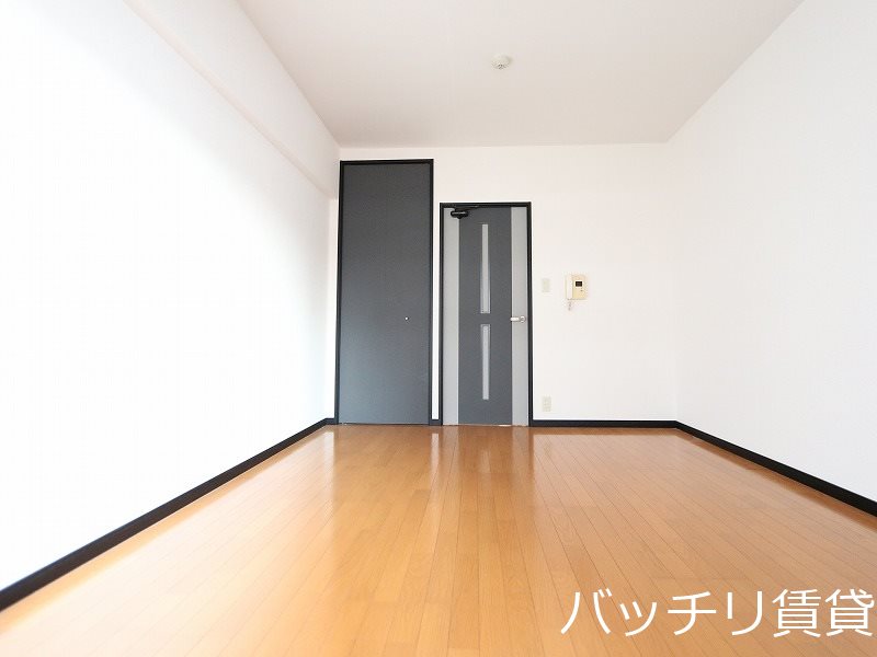 居室・リビング　写真は別号室の為、現状優先になります。