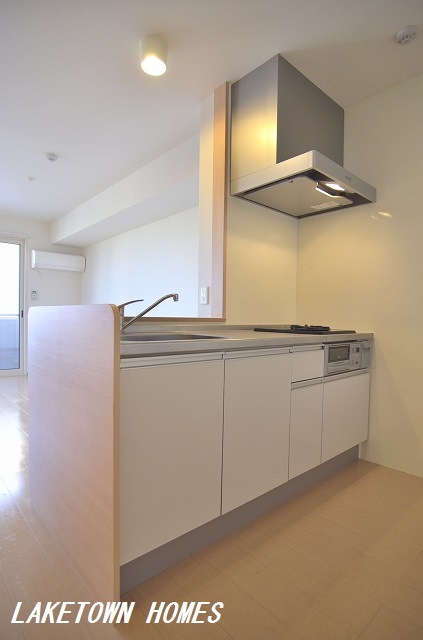 キッチン　２口グリル付の対面式のシステムキッチンです。