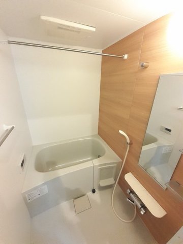 バス・シャワールーム　コンパクトで使いやすいお風呂です