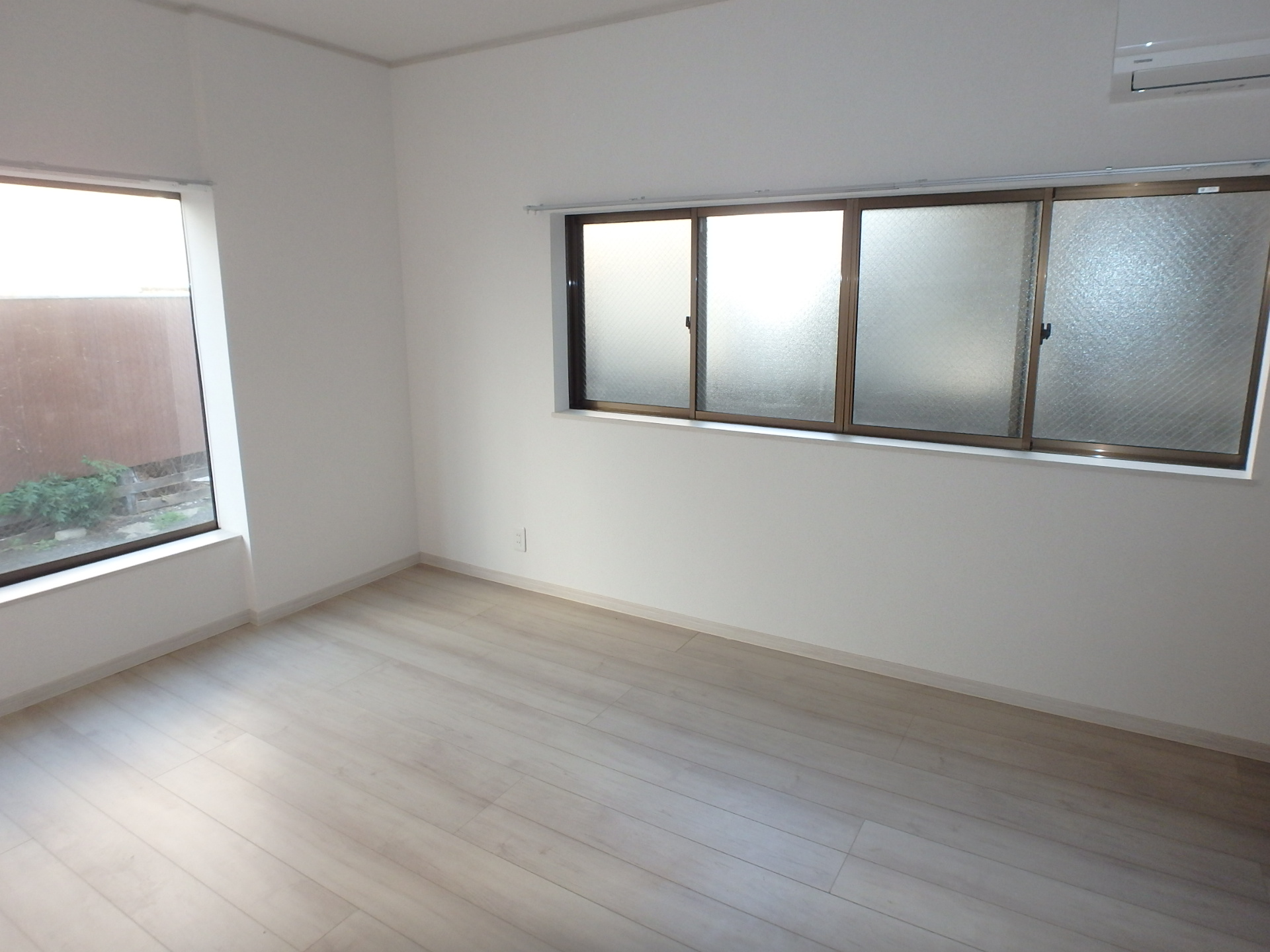 居室・リビング　白を基調とした二面採光の部屋です。