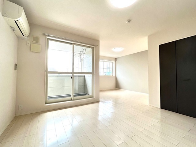 居室・リビング　広々とした明るいリビングです。