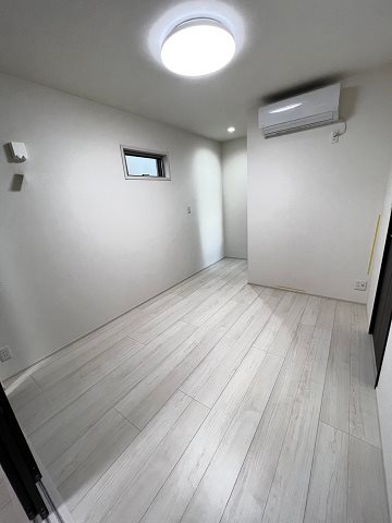 その他部屋・スペース　開放的な寝室です