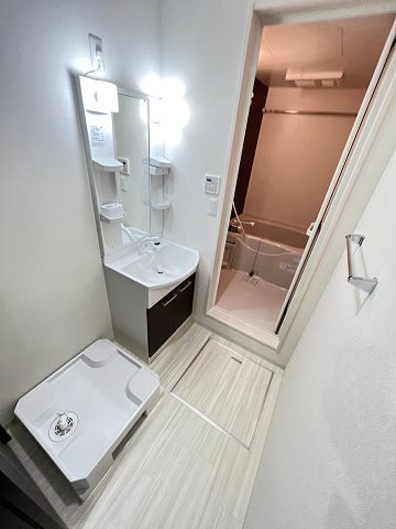 洗面設備　明るい洗面所です