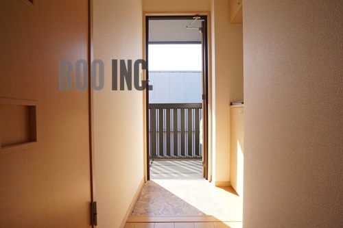 玄関　写真は反転のお部屋です