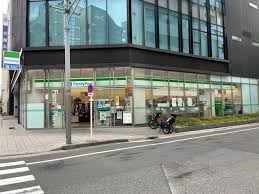 コンビニ　ファミリーマート小伝馬町鞍掛橋店（コンビニ）まで122m