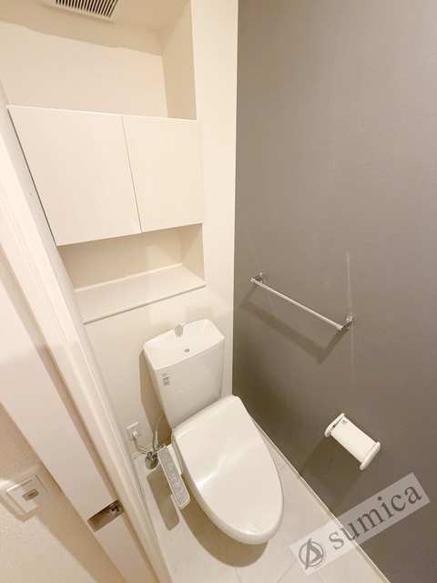 トイレ　人気アイテムの温水洗浄便座。清潔感のあるトイレです。