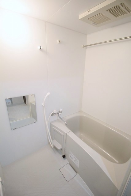 バス・シャワールーム　※同間取り別部屋（反転）の写真です。内装の色など異なる場合が