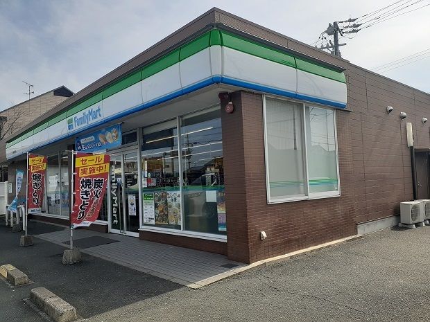 コンビニ　ファミリーマート（コンビニ）まで750m