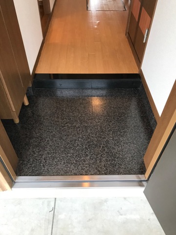 玄関　※同タイプの部屋写真です