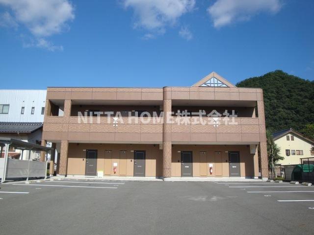 建物外観　養父市役所まで徒歩圏内の物件◎スーパーのすぐそばです＊
