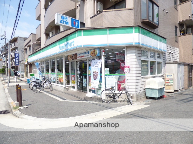 コンビニ　ファミリーマート（コンビニ）まで300m