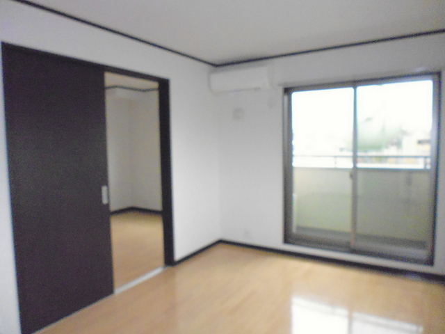 その他部屋・スペース　洋室６．７帖、角部屋で両面窓あり！南向きで日当り良好♪