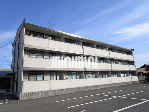 建物外観　正面が駐車場で、遮る物が無いのが魅力です。