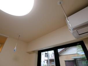 その他設備　【同仕様】室内物干があるので雨の日の部屋干しも楽々。