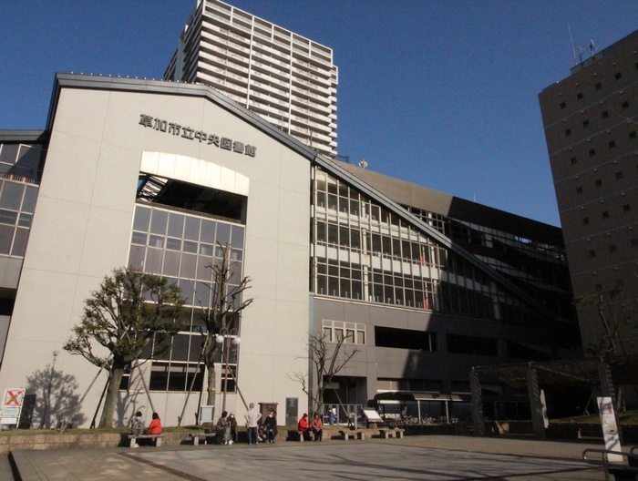 図書館　草加市立中央図書館（図書館）まで700m
