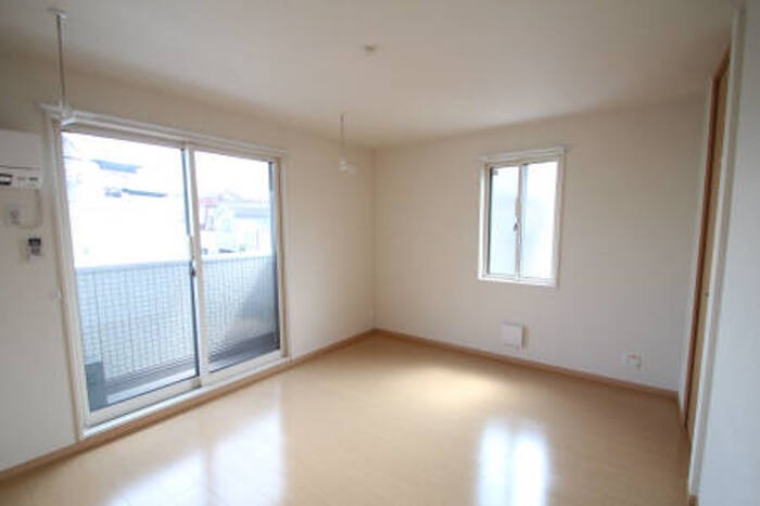 居室・リビング　2面採光の明るいお部屋です