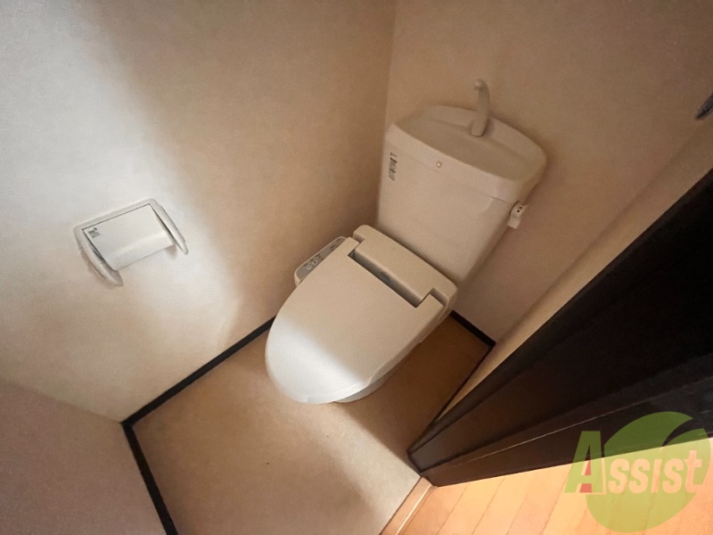 トイレ　温水洗浄付きのトイレになります。快適でいいですね。