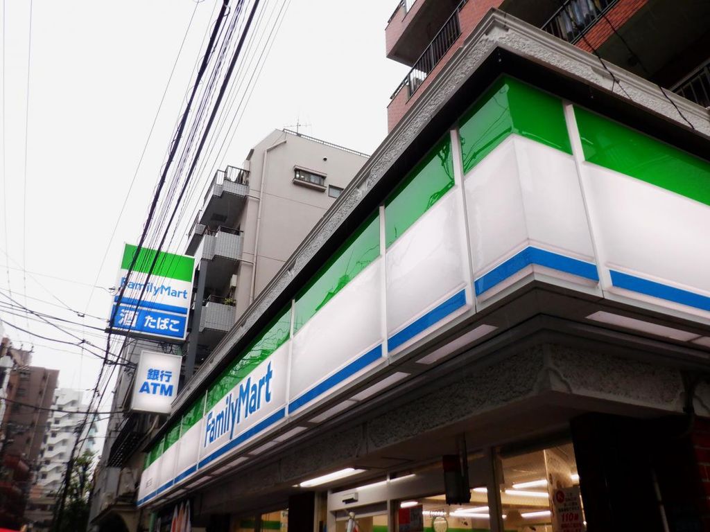 コンビニ　ファミリーマート板橋本町駅北店（コンビニ）まで300m