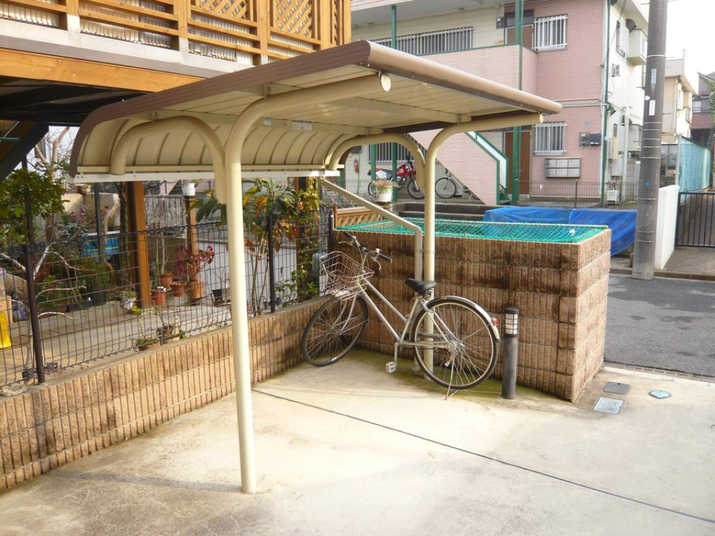 その他共有部分　専用の屋根付き駐輪場もあります。
