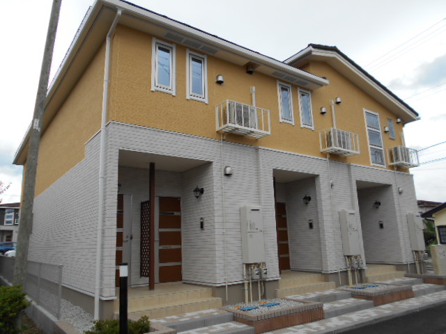 建物外観　建物玄関側（北面）を北東方向より撮影