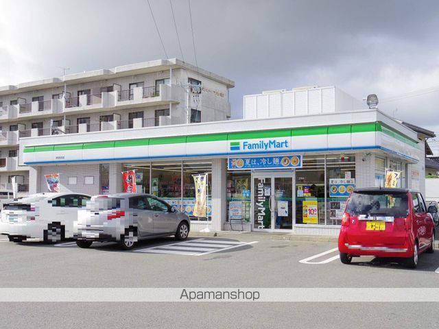コンビニ　ファミリーマート（コンビニ）まで590m