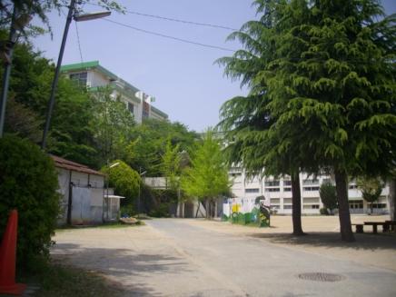 小学校　川西市立　桜が丘小学校（小学校）まで610m
