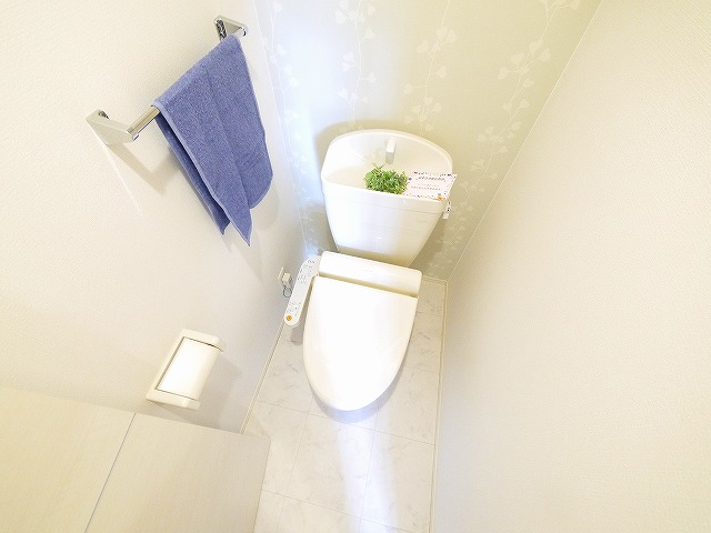 トイレ　落ち着いた色調のトイレです