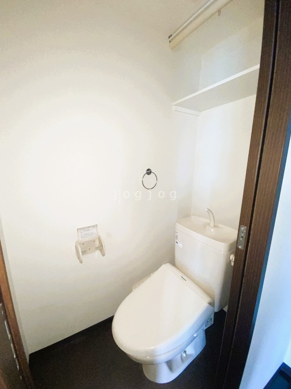 トイレ　嬉しい温水洗浄便座付きのトイレです。
