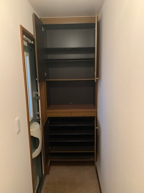 玄関　収納たっぷりの下駄箱付