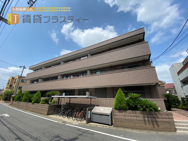 建物外観　前面開けてて開放的です。