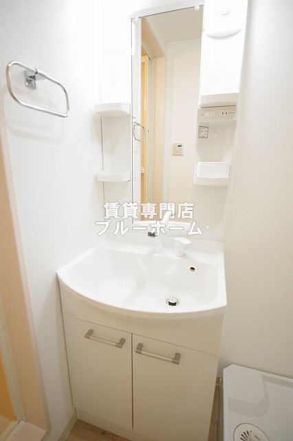洗面設備　収納豊富な独立洗面台！