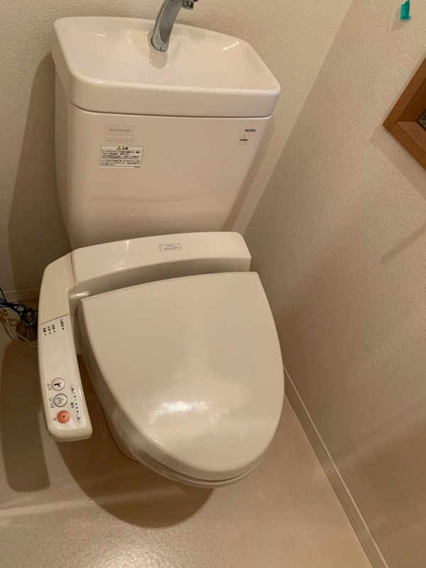 トイレ　別号室参考写真となります。