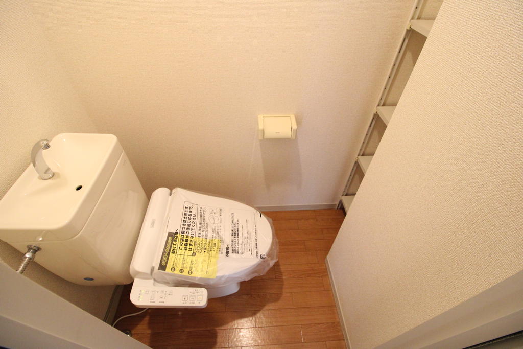 トイレ　トイレにはトイレットペーパーなど置ける棚があります！！
