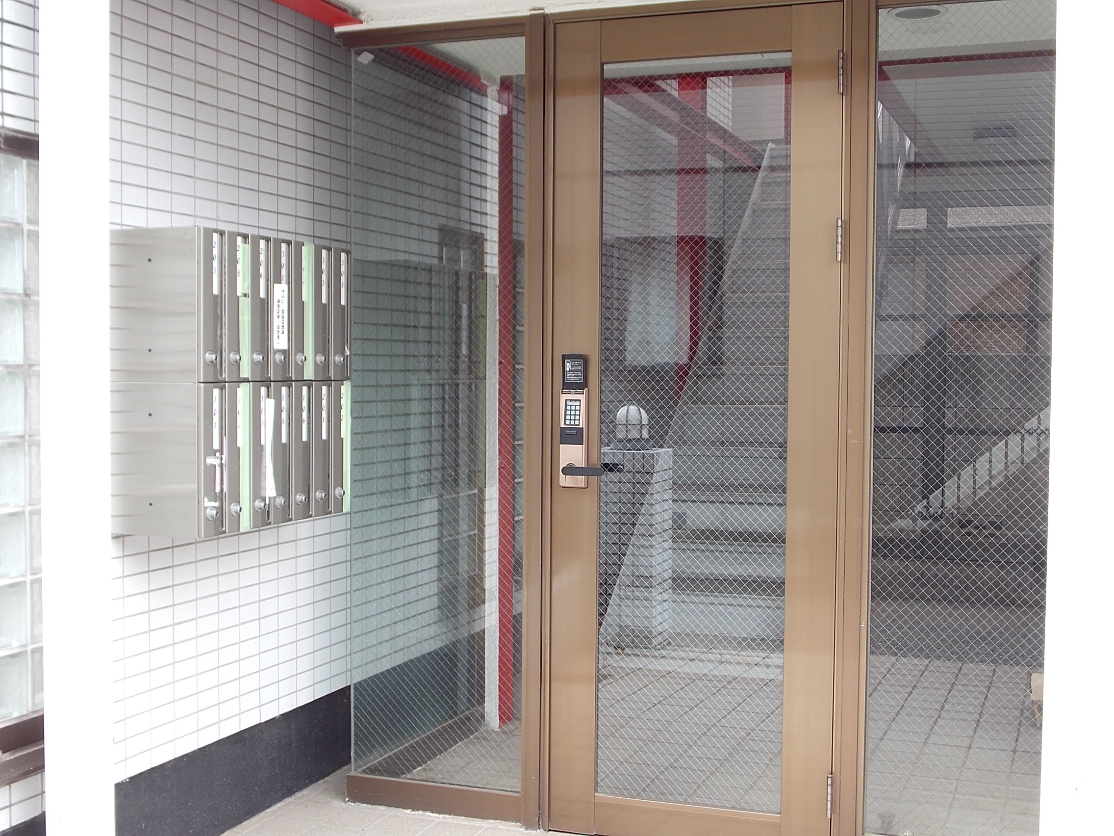 エントランス　テンキーロック付きのエントランス