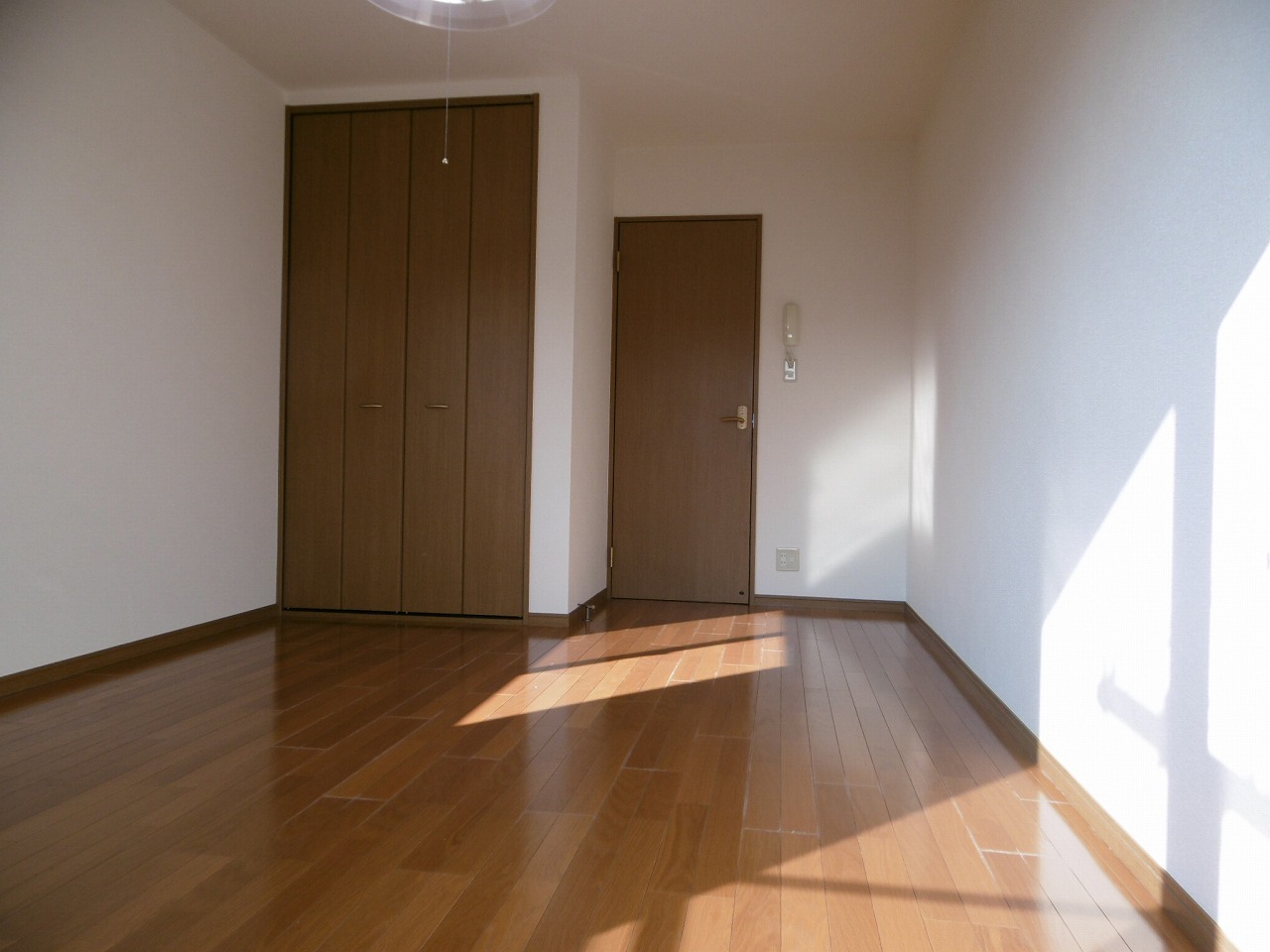 居室・リビング　南側からの日差しが心地良いお部屋です♪