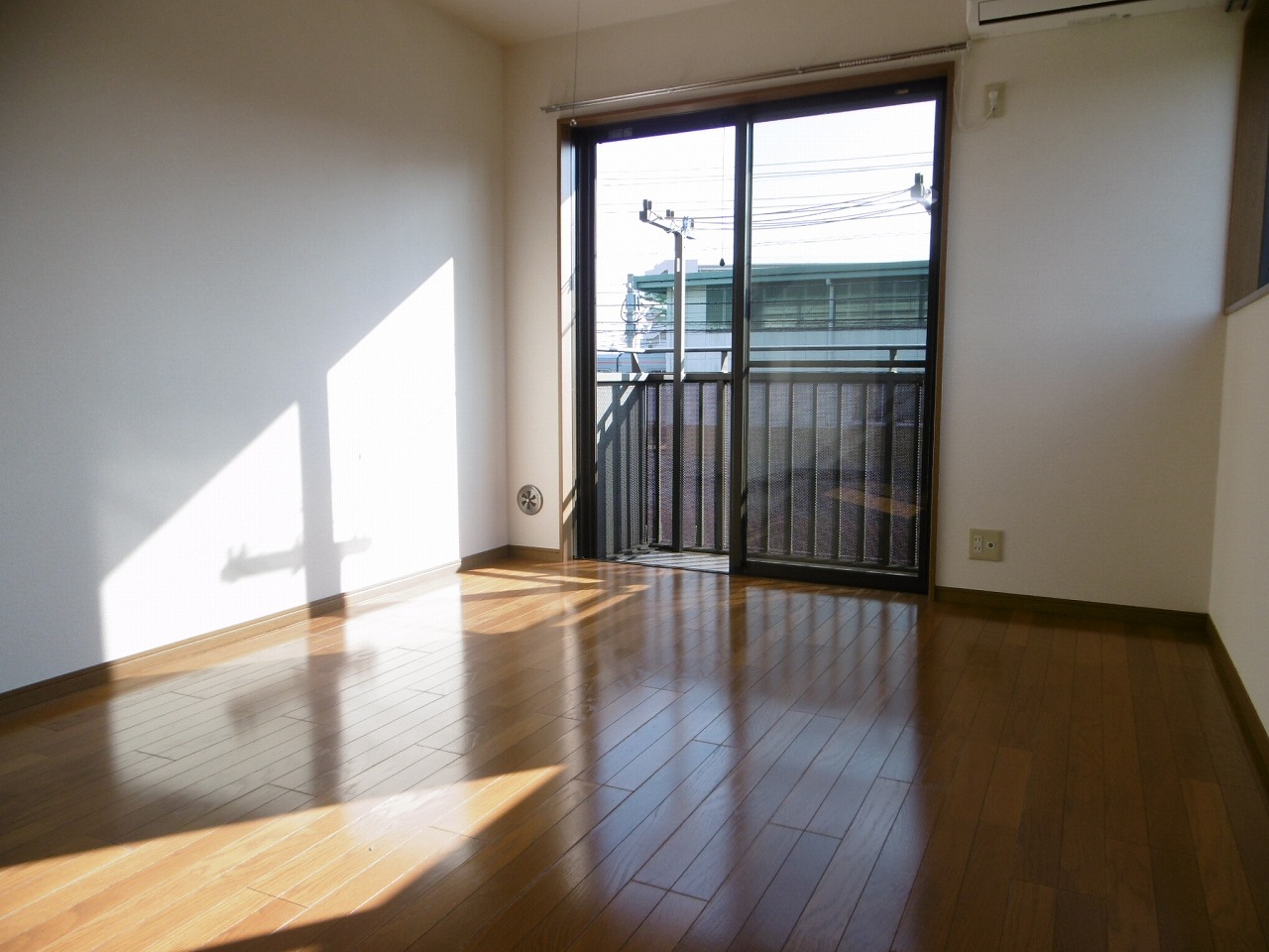 居室・リビング　南向きの角部屋ですので日当たり抜群ですよ！！
